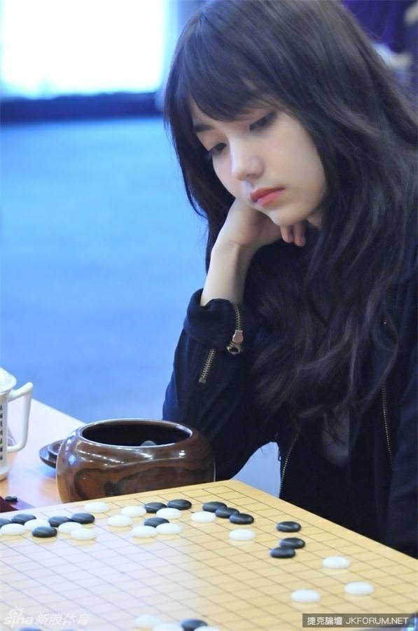 【WPT扑克】日瘋傳！台女棋士一張「托腮厭世照」已經決定勝負關鍵
