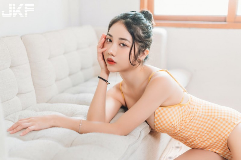 【WPT扑克】冷豔正妹「彭柔旂」深V美乳視角，連身比基尼造型「比例超優質」！