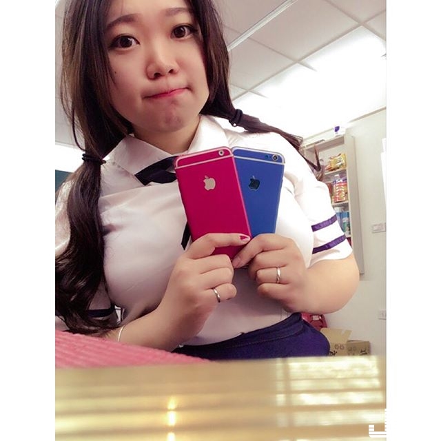 【WPT扑克】手機包膜女店員，身材這樣真的母湯喔~私下自拍大露「外雙Ｃ奶」客人都要大噴鼻血了！