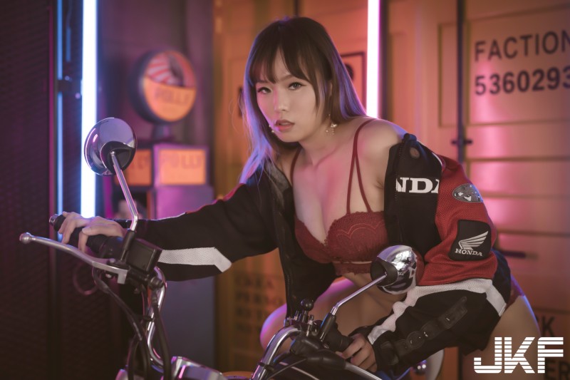 【WPT扑克】重機辣妹「噗醬」豐滿車頭燈超傲人，「火辣騎車姿勢」翹臀也超誘惑！