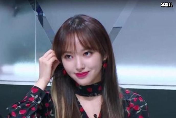 【WPT扑克】程潇清爽现身机场，字母印花外套吸睛展现简约气质美