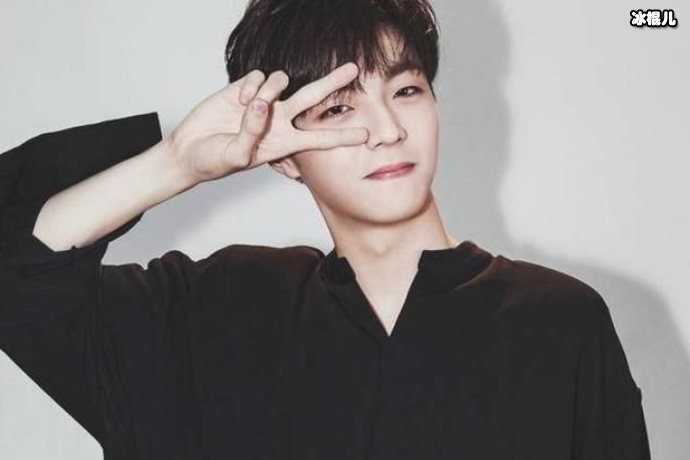 【WPT扑克】陈立农晒出戴皇冠的自拍照，与粉丝们道晚安言语暖心