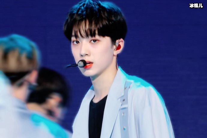 【WPT扑克】当众不拉拉链，小鲜肉的做法迷惑众人，艺人形象该有多么重要