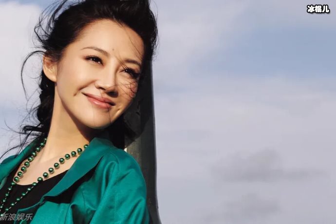 【WPT扑克】51岁许晴用不同穿搭展现自己，穿露脐装展现纤细小蛮腰