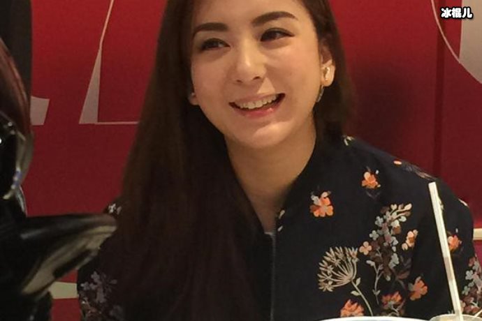 【WPT扑克】方媛带大女儿包粽子，三岁小姑娘打扮清秀可人化身小厨娘