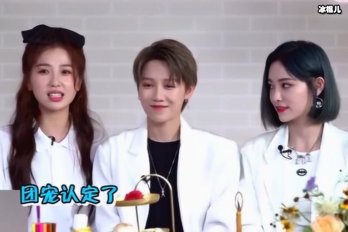 【WPT扑克】THE9成团后首次出席活动，机场乱做一团虞书欣力护孔雪儿