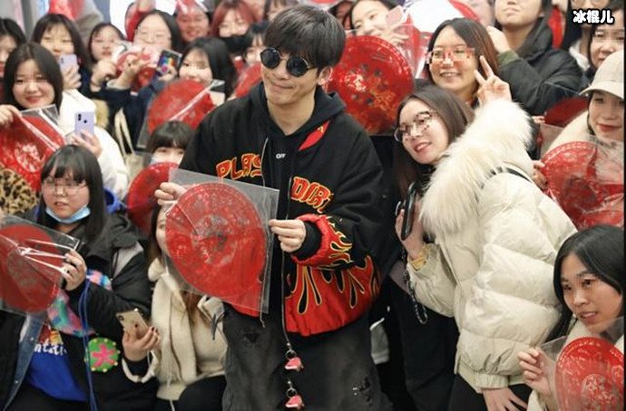 【WPT扑克】大张伟送粉丝窗花，如此接地气的他，难怪这么多人喜欢