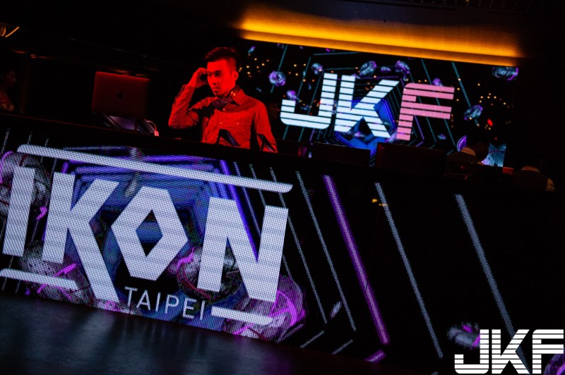 【WPT扑克】JKF  X IKON Taipei 最壞聯名！百大DJ加上「JKF女郎」、「JKF QUEENS」乳浪襲擊：嗨到令人窒息！