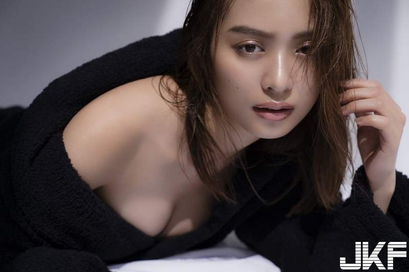 【WPT扑克】美乳孃「單手遮胸」騷度滿點！轉過身還有驚奇…　全身都能讓人硬的工口肉體啊！