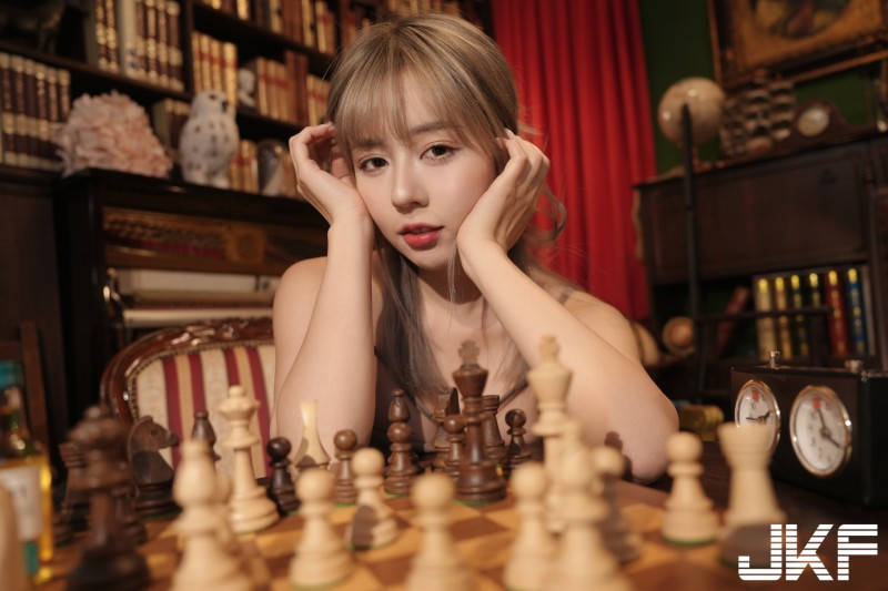 【WPT扑克】高顏值美乳正妹「王王」陪你下棋，「誘惑緊身裝」曲線太勾人！