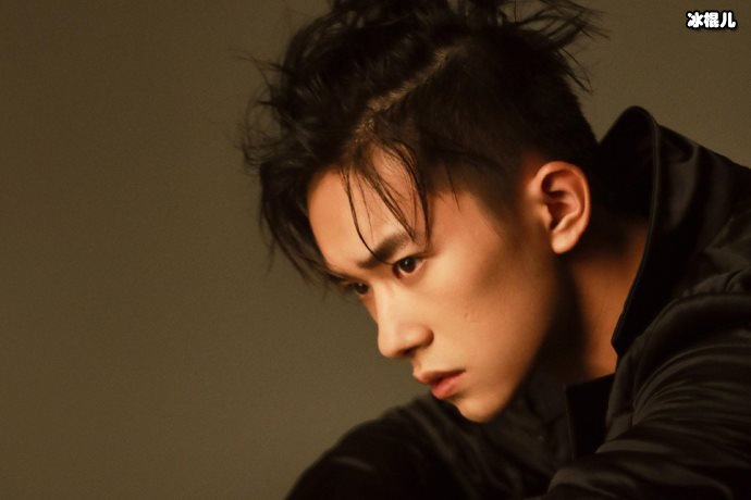 【WPT扑克】易烊千玺闷声干大事，穿军装为森林消防打call呼吁大家从自身做起