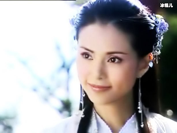 【WPT扑克】李若彤近照曝光皮肤紧致似少女，普通白色短袖穿出了时尚感