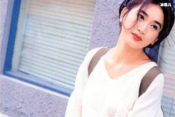 【WPT扑克】温碧霞参加活动格外精致，翁虹花园散步沐浴阳光