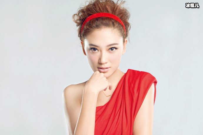 【WPT扑克】应采儿卡点晒照庆祝结婚十二周年，手捧玫瑰与陈小春甜蜜合影