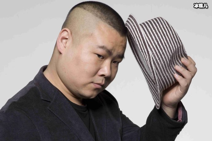 【WPT扑克】岳云鹏妻子晒出女儿的日常照，怀里抱着一只猫咪模样俏皮可爱