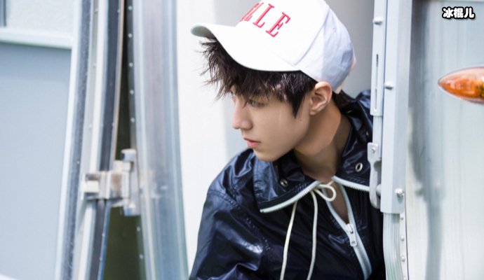 【WPT扑克】王俊凯下飞机打包飞机餐，身边助理拿4个盒子显得十分吃力