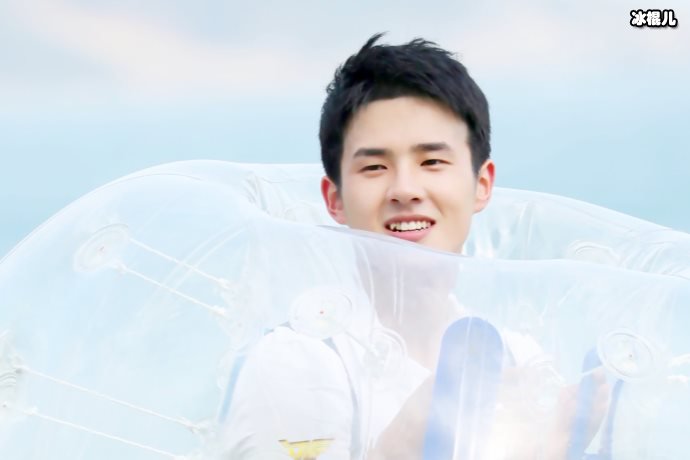 【WPT扑克】刘昊然时尚造型十分受欢迎，一抹绯红妆显得阳光又不失高贵