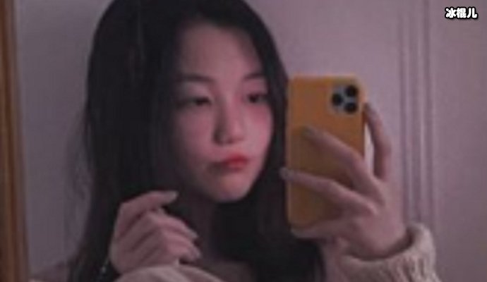 【WPT扑克】李嫣拍照不惧镜头嘟嘴卖萌，展现了她的性感嘴唇和潮流金发