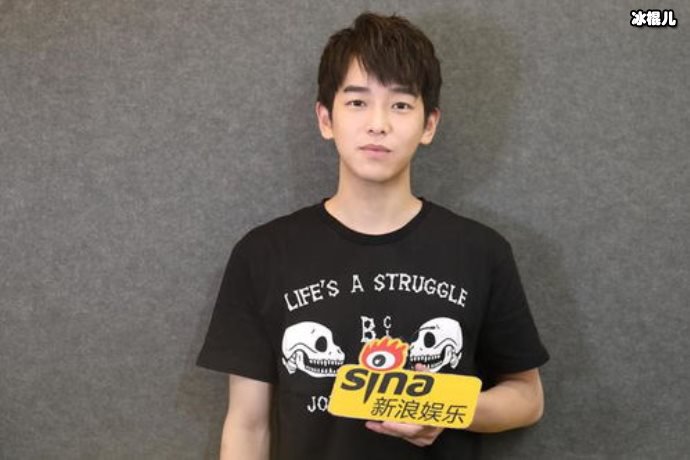 【WPT扑克】彭昱畅大方晒自拍，与工作人员一起拍照二人差别这么大吗？