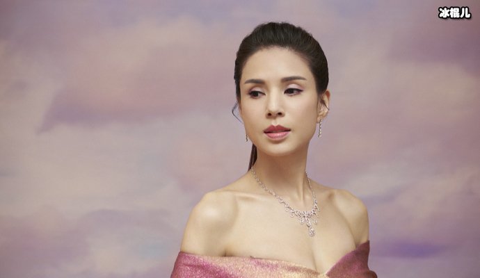 【WPT扑克】姑姑李若彤大秀锁骨，红裙美照太养眼不愧是一代女神