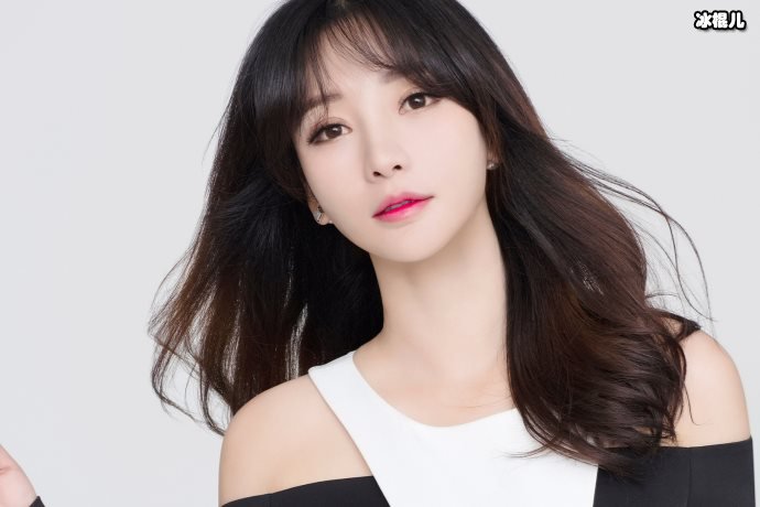 【WPT扑克】柳岩化美妆在庭院和侄女爱宠玩耍，一身碎花裙尽显少女气息