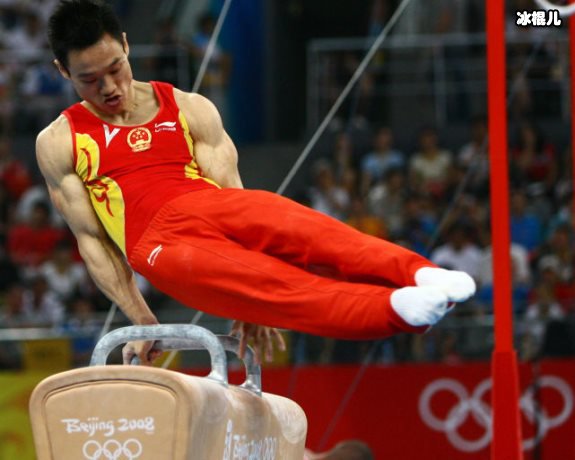 【WPT扑克】杨威晒出女儿的九宫格小宝贝啃鸡翅津津有味，萌化网友的心