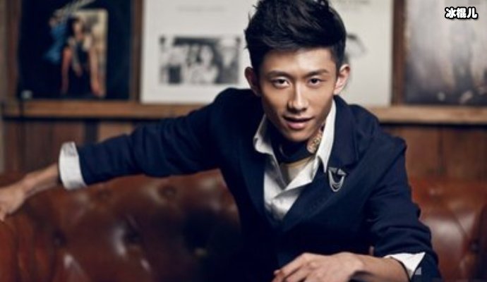 【WPT扑克】张一山机场遇粉丝送礼物，看清后急忙叫助理帮提