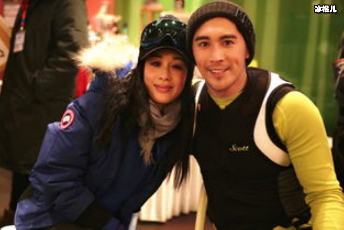 【WPT扑克】继父张伦硕携手3个女儿为钟丽缇打call，站位证明家庭地位