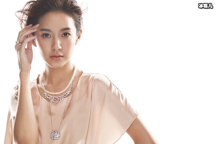 【WPT扑克】张子萱晒出女儿穿着自己衣服的照片，模样活泼又可爱