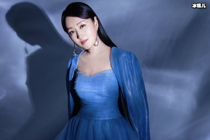 【WPT扑克】杨钰莹文艺范儿尽显，阅读书籍心态年轻