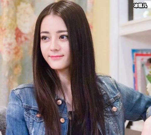 【WPT扑克】迪丽热巴拍写真，少女感十足还做出劈叉的动作