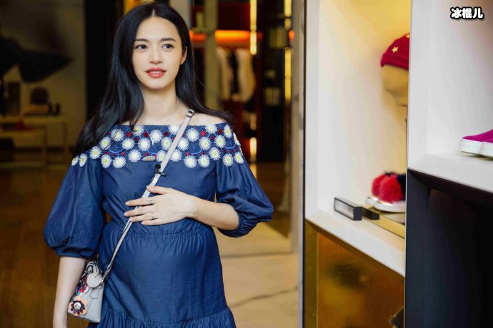 【WPT扑克】姚晨儿子乖巧上网课，网友被玩偶吸睛