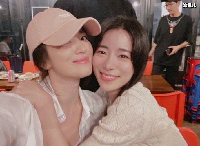 【WPT扑克】《黑暗荣耀》宋慧乔和林智妍秀姐妹情，同框时贴脸亲亲