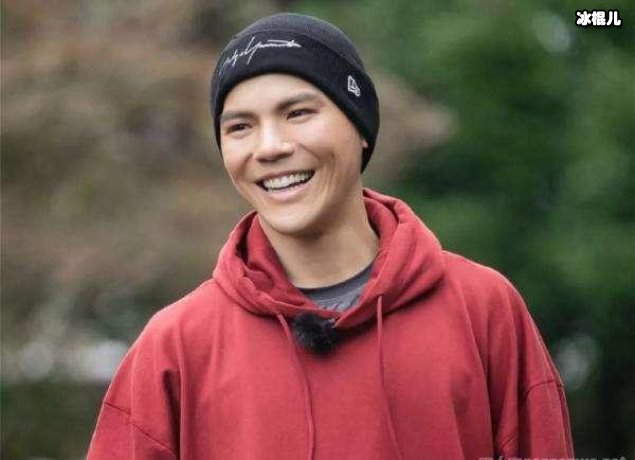 【WPT扑克】向佐露面捞金心情好，懒理品牌争议继续代言一心只为挣奶粉钱