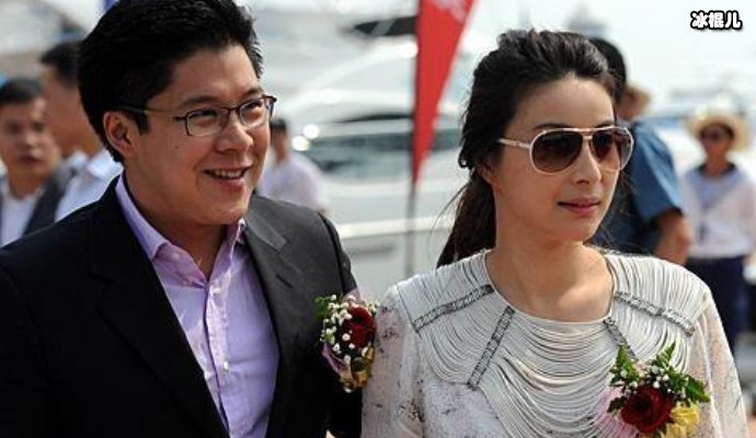 【WPT扑克】霍启刚的一对儿女在家里做饼干，兄妹两个人神情专注温馨有爱