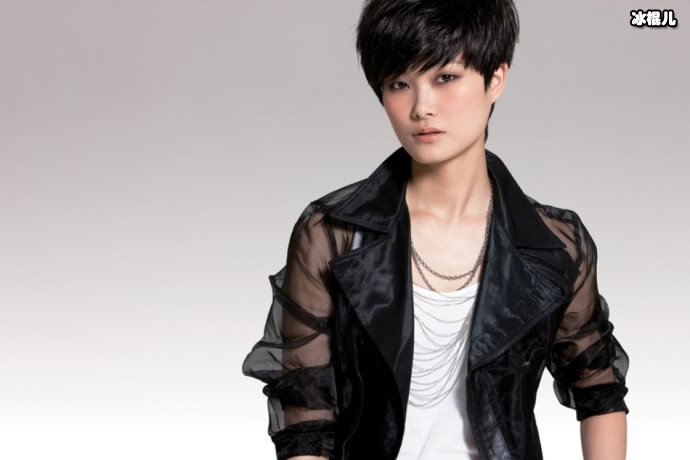 【WPT扑克】首届超级女声冠军现身县城小商场商演，很用心但现实很凄惨！