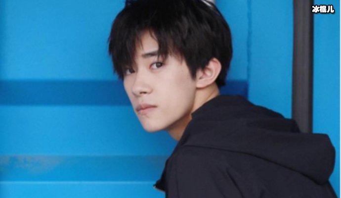 【WPT扑克】拼接色调玩得得心应手，易烊千玺是这样穿的不愧是少年的你