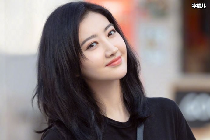 【WPT扑克】一字领黑色打底加上格子外套，景甜这样搭配好飒