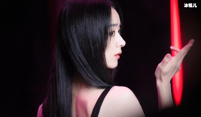 【WPT扑克】历届金鹰女神都是金色服装，唯独赵丽颖是银色原因不容拒绝