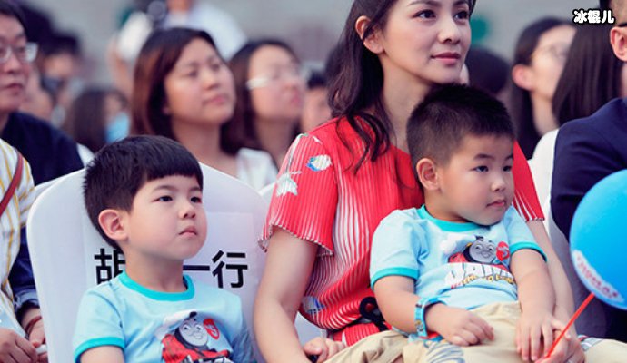 【WPT扑克】胡可晒出俩儿子九连拍，安吉小脸肉乎乎的超级可爱