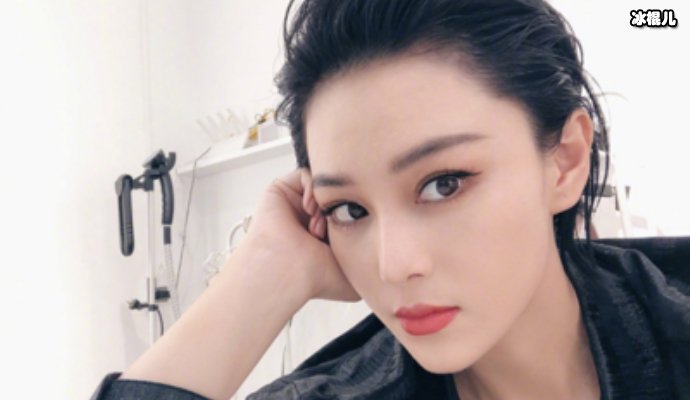 【WPT扑克】张馨予穿睡衣逛画展人美就是任性，随便一条裙子都穿出时尚感