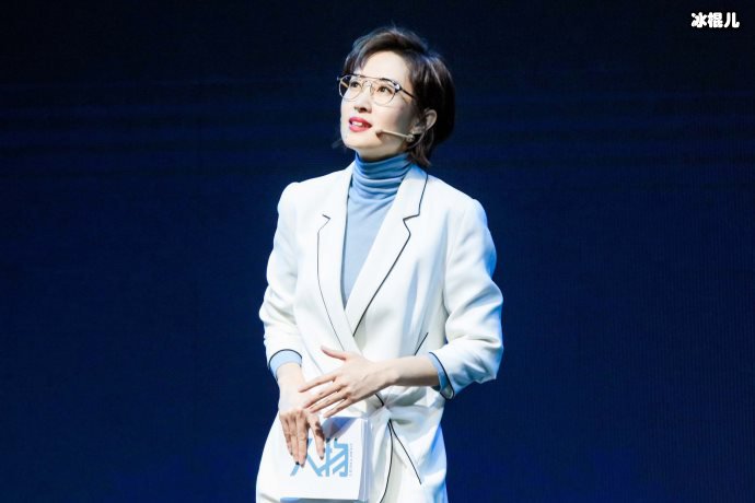 【WPT扑克】网友机场偶遇刘敏涛，虽然年龄不小但潮流范儿十足