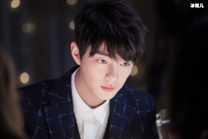 【WPT扑克】肖战用行动破抑郁症谣言，黑衣造型现身机场为粉丝流泪