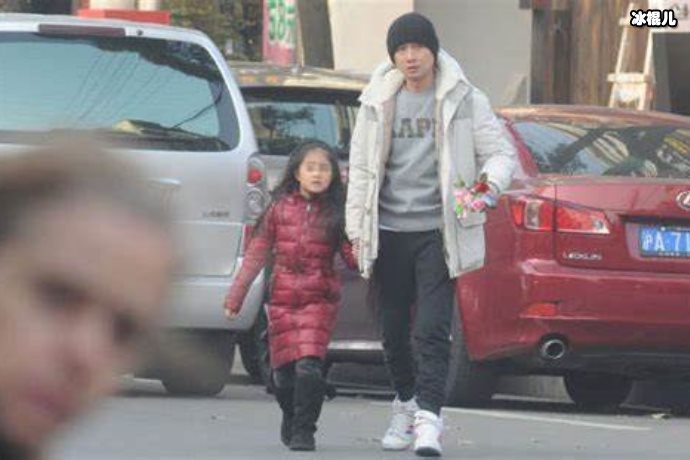 【WPT扑克】文章有了新恋情有人拍到车内拥吻照爆出，女方是何身份