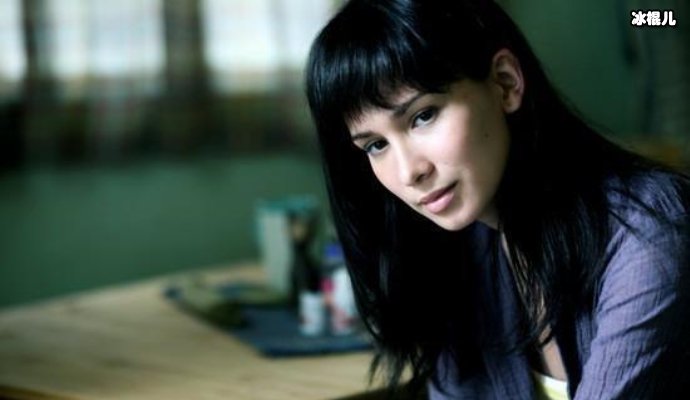 【WPT扑克】卢靖姗走机场贵妇范十足，异域风格半身裙出乎意料的好看