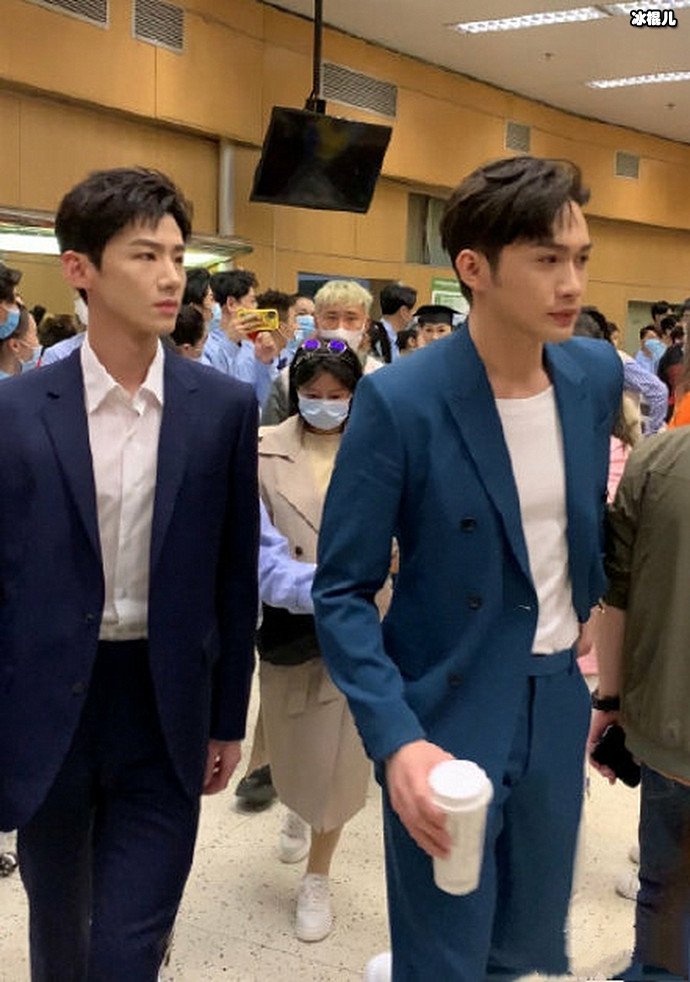 【WPT扑克】他俩明明一样高，为何同框后差这么多，大家表示很无奈