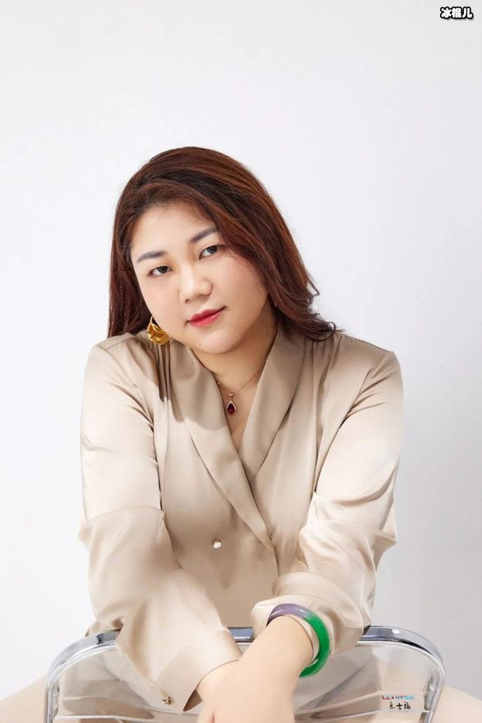 【WPT扑克】杨天真直播被多次提示衣领过低，花式遮挡后仍遭封禁