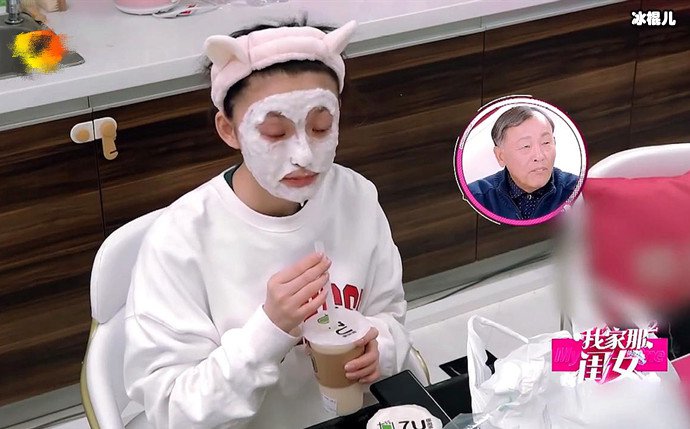 【WPT扑克】林允三只手指拿着奶茶就开始猛吸，凸显了修长手指