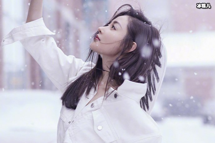 【WPT扑克】张天爱一颦一笑颇有魅力，时尚穿搭惊艳众人