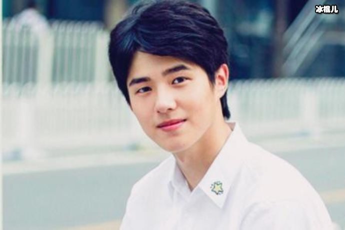 【WPT扑克】刘昊然素颜被粉丝拍到，用手挡脸粉丝称呼太可爱了